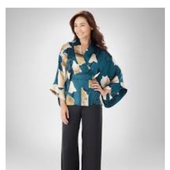 “SOMA” Intimates Luxe Silk Floral Kimono - Picture 3 of 15